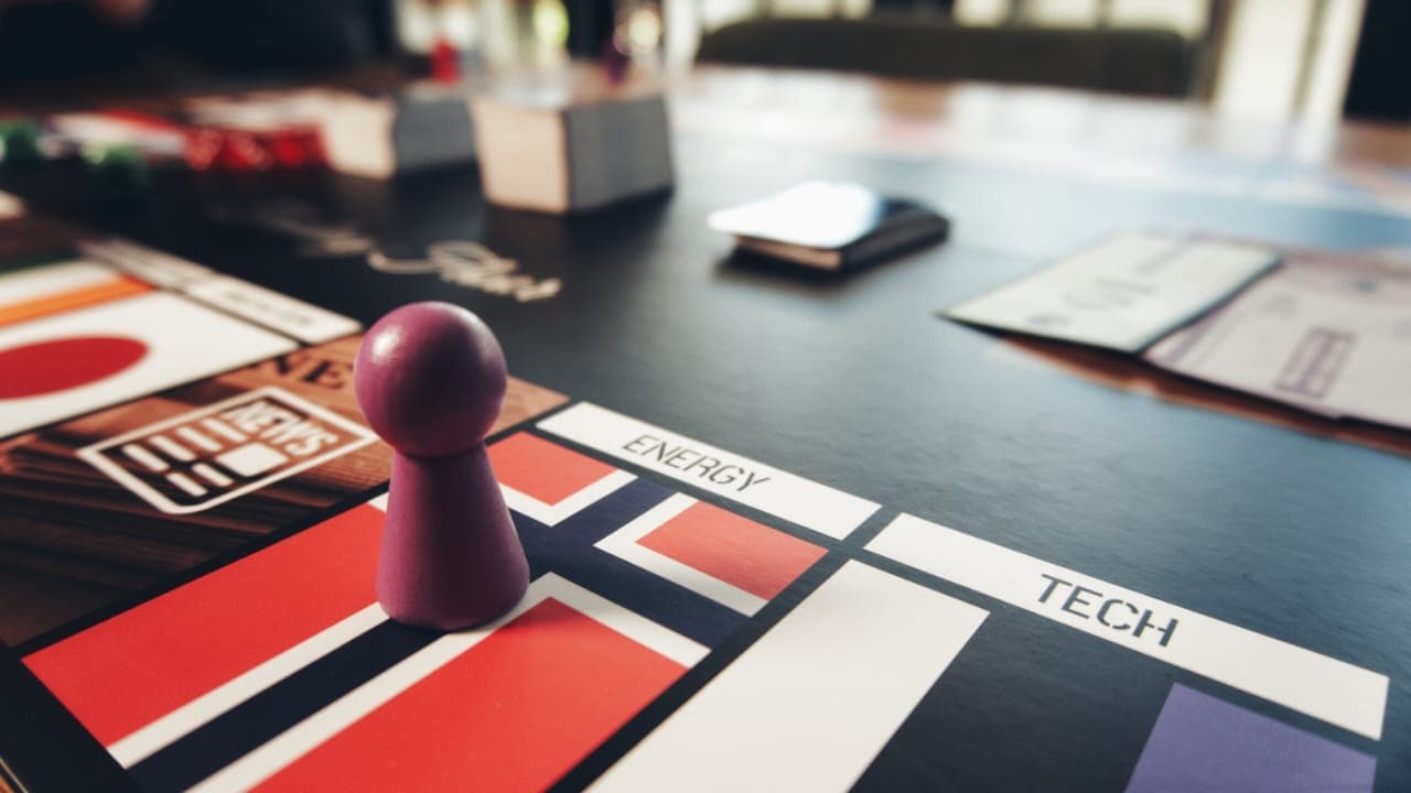 Game piece on ENERGY and TECH sectors